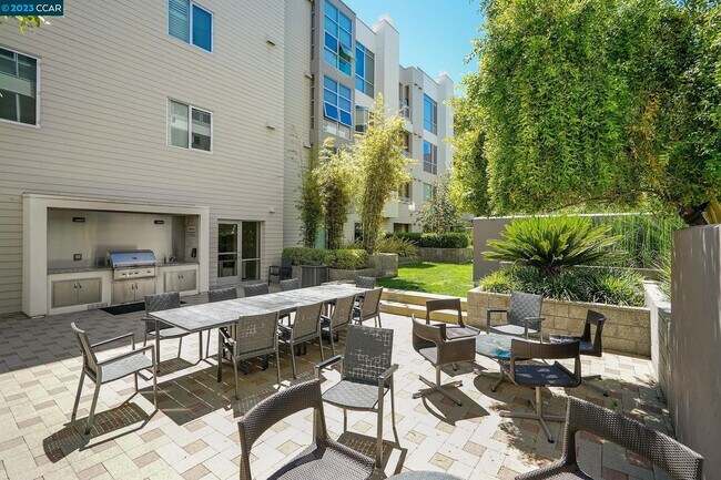 Building Photo - 1655 N California Blvd