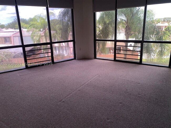 Building Photo - 13951 Kendale Lakes Dr