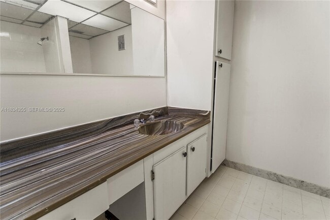 Building Photo - 6556 Racquet Club Dr