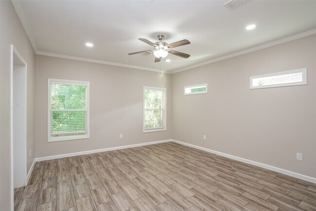 Building Photo - 9330 Crestview Dr