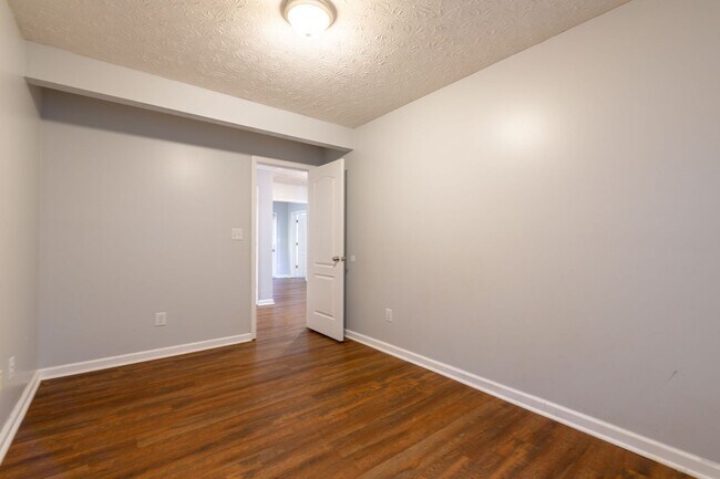Building Photo - Spacious 5 Bedroom, 3 Bathroom Home in Cov...