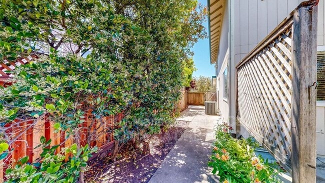 Building Photo - 2003 Jackrabbit Ct