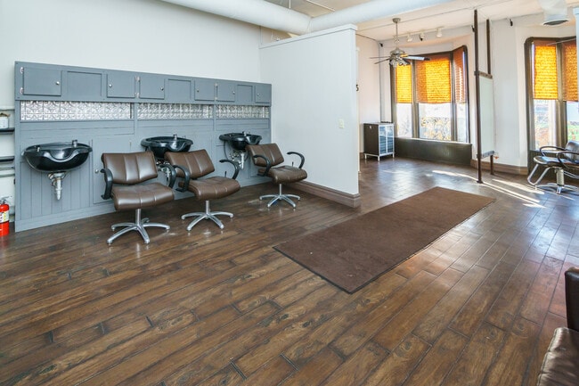 Building Photo - 614-626 W Lake St