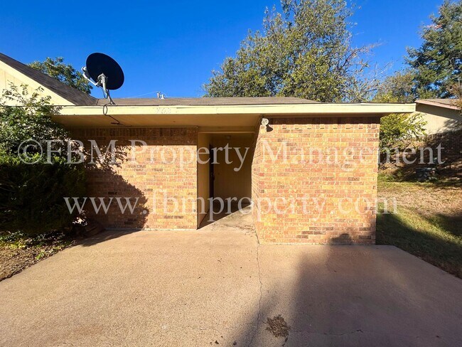 Building Photo - 701-703 Hillcrest Ct