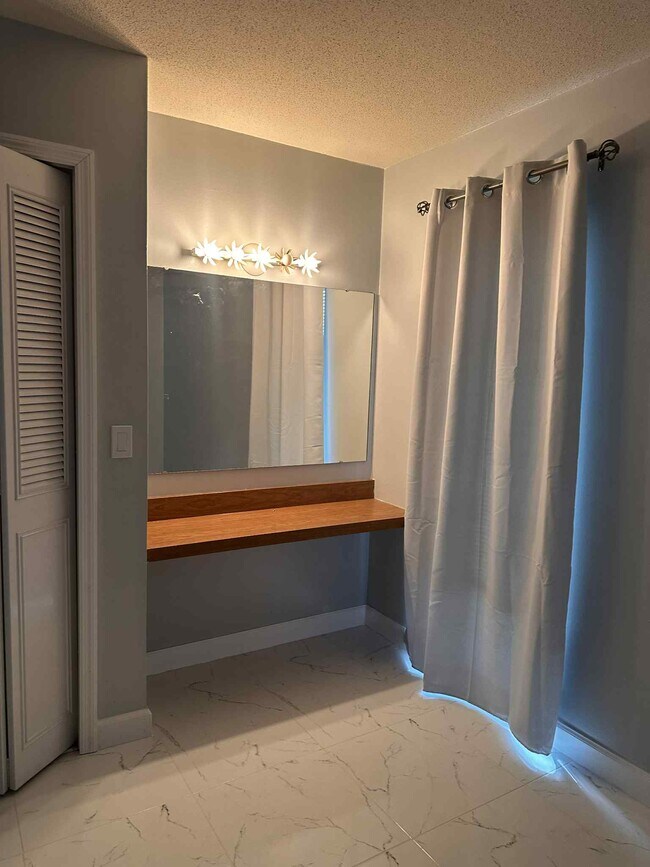 Building Photo - 1900 Manor Cir SE