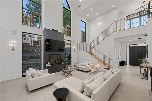 Building Photo - 5839 Richmond Ave