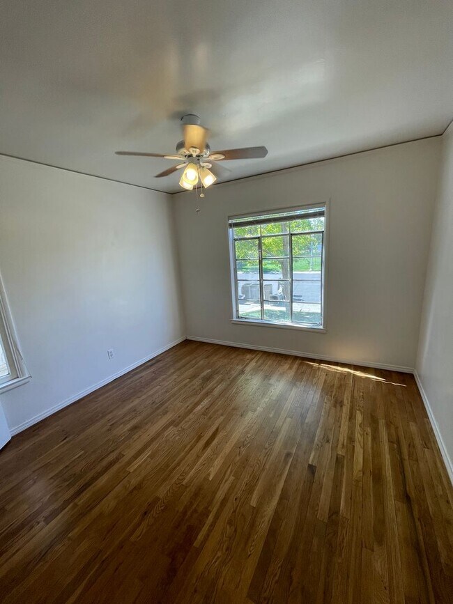 Building Photo - Charming Land Park 2/1 Apartment