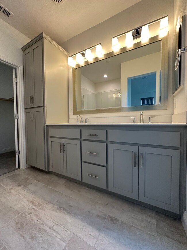 Building Photo - Charming 3 Bed / 2.5 Bath Home with Modern Upgrades
