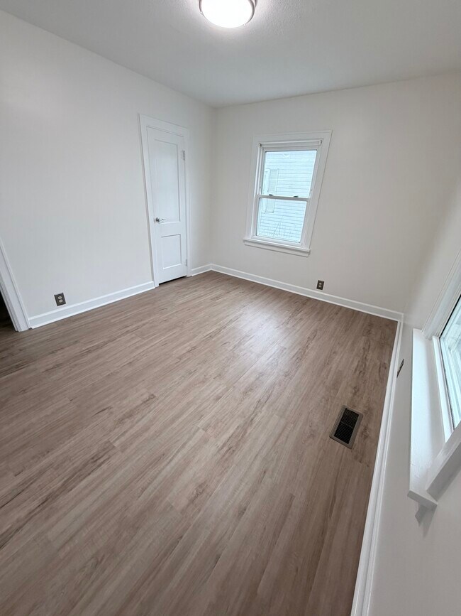 Building Photo - 229 E Madison St