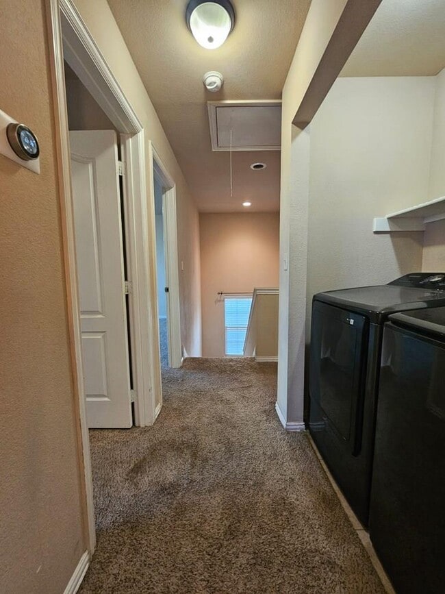 Building Photo - 607 NE Ave E Pl