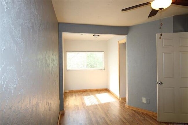 Building Photo - 2 Bedroom 1 bathroom