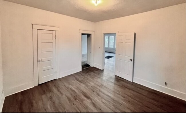 Building Photo - Charming 3BR Home with Spacious Front Porch – Only $875/mo!