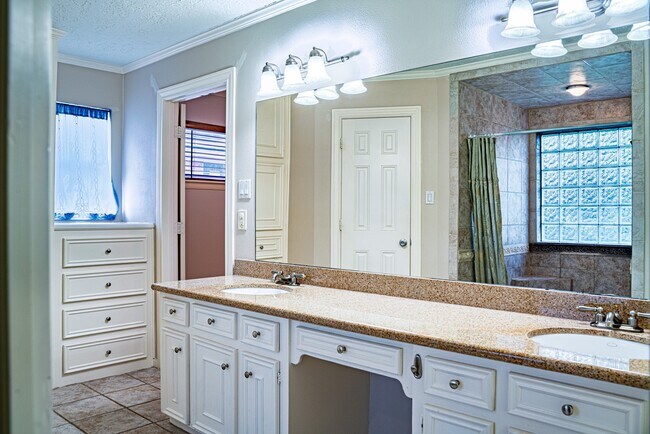 Building Photo - 1704 Crystal Hills Dr
