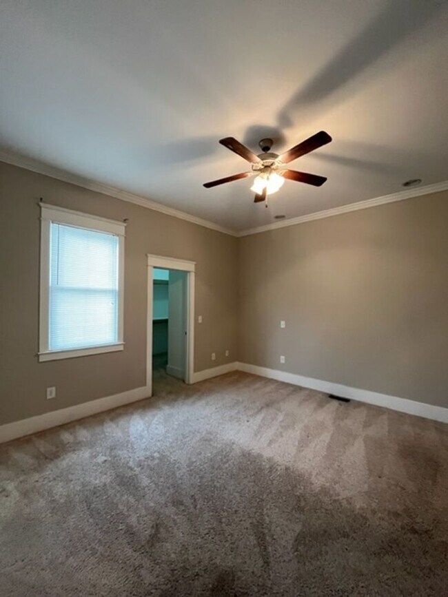 Building Photo - Spacious 3 Bed/2.5 Single Family Home in the Nations, Off Street Parking w Parking pad, Fenced Yard