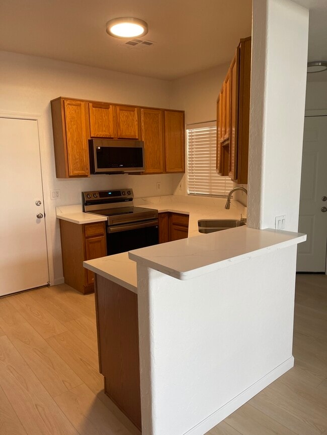 Building Photo - Clean Townhome in Great Location