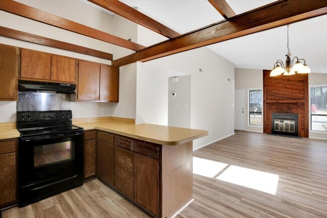 Building Photo - Adorable Duplex!