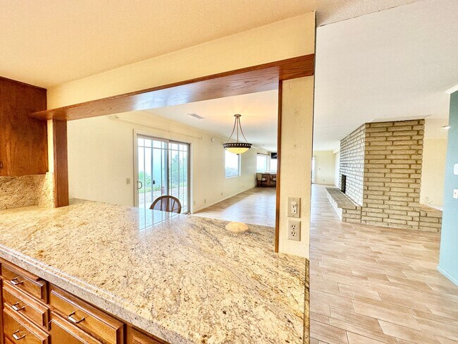 Building Photo - Beautiful Custom Home in Fallbrook, just m...