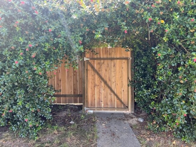 Building Photo - East Eureka! Top to bottom remodel, 2/1 house w/ garage