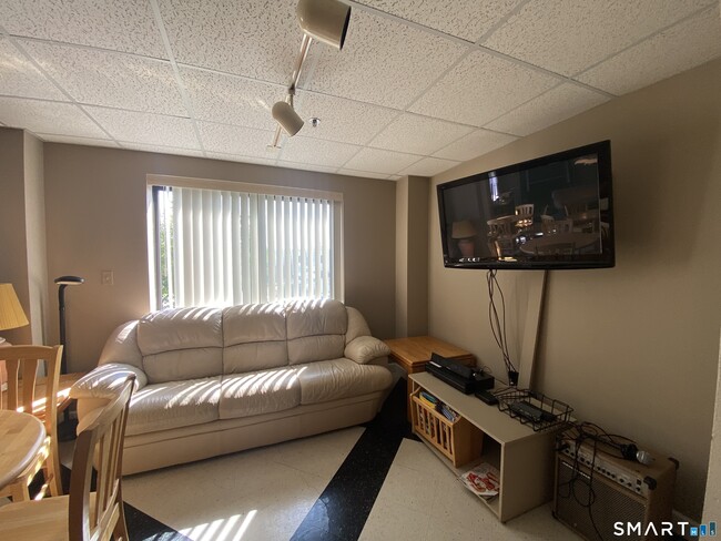 Building Photo - 111 deKoven Drive