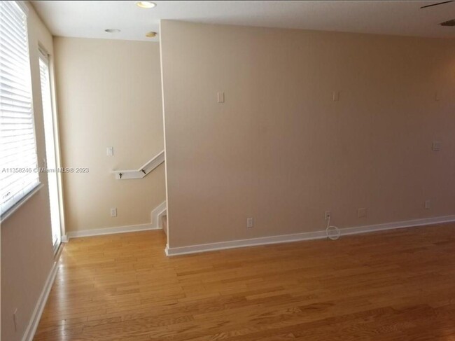 Building Photo - LARGE 3-bed, 3-bath townhome with 2-car ga...