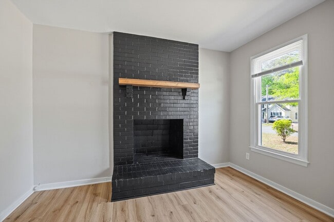 Building Photo - Completely Renovated 4 Bedroom/2 Bath Property off of Staples Mill Rd.! ****Available Beginning o...