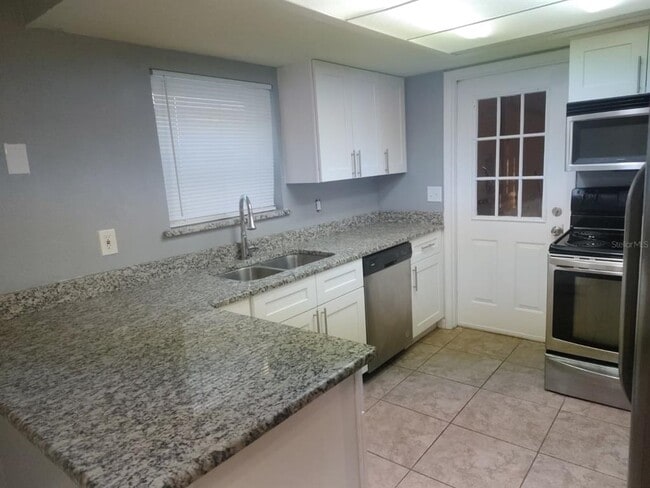 Building Photo - 664 Lake Dexter Cir