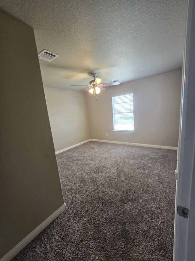 Building Photo - Spacious 3 Bedroom, 2 Bath Duplex for Rent...