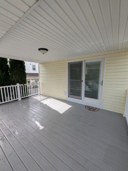 Building Photo - 228 N School St