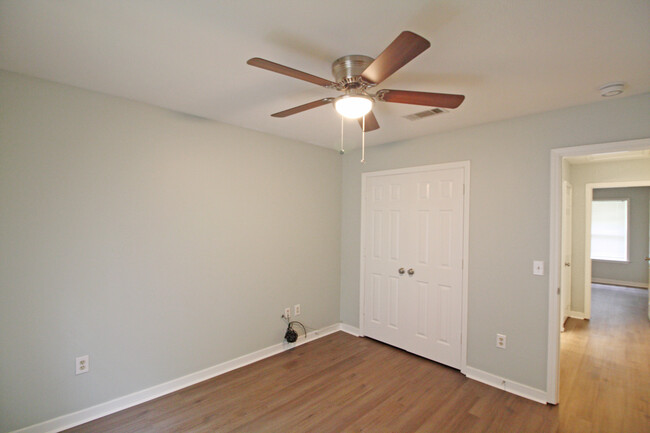 Building Photo - 320 Hawthorne Dr