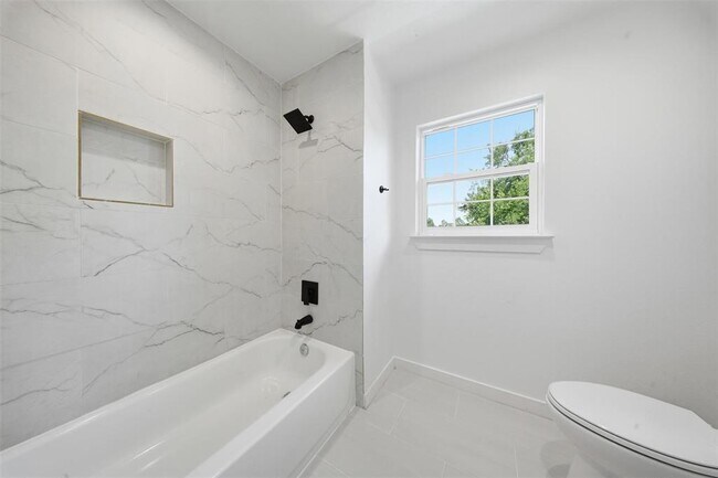 Building Photo - 5005 Cottonwood Cir