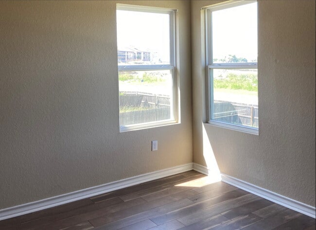 Building Photo - "Spacious 3-Bedroom Condo Oasis with 2.5 Baths in San Antonio – Your Perfect Retreat!"