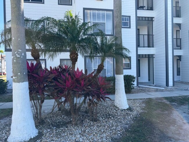Building Photo - Spacious and Beautiful - Unfurnished 2/2 at Villas Del Sol !