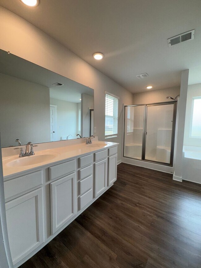 Building Photo - Spacious 3-Bedroom Home with Loft – Minute...