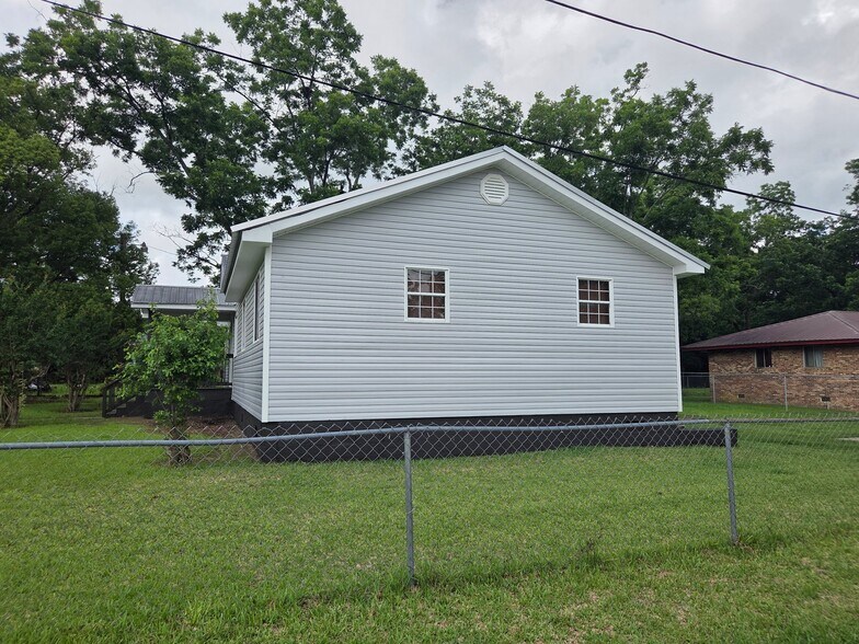 Building Photo - 3109 Cabin St