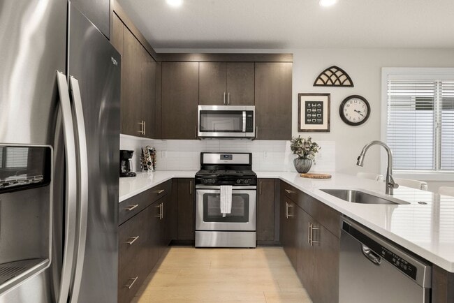 Building Photo - Upscale Three Bedroom