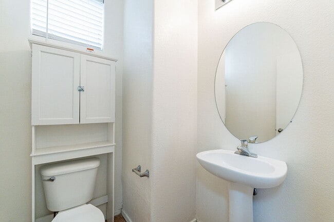 Building Photo - AVAILABLE JULY - Three Bedrooms + Loft!