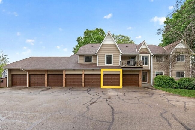 Building Photo - Newly Remodeled 2Bed 1Bath Townhome in Prior Lake!