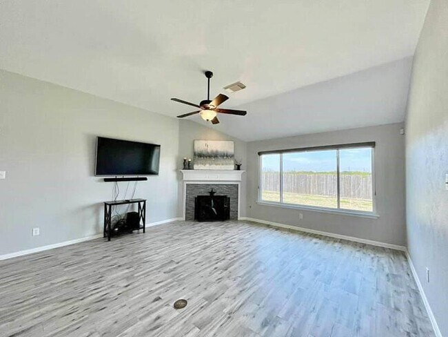 Building Photo - 2526 Lake Dale Ln
