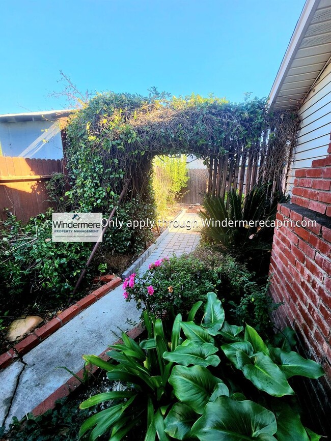 Building Photo - Foothill Farms Gem