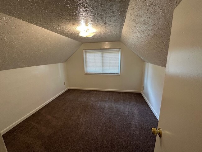 Building Photo - House for rent: Four bedroom,One bath, sto...