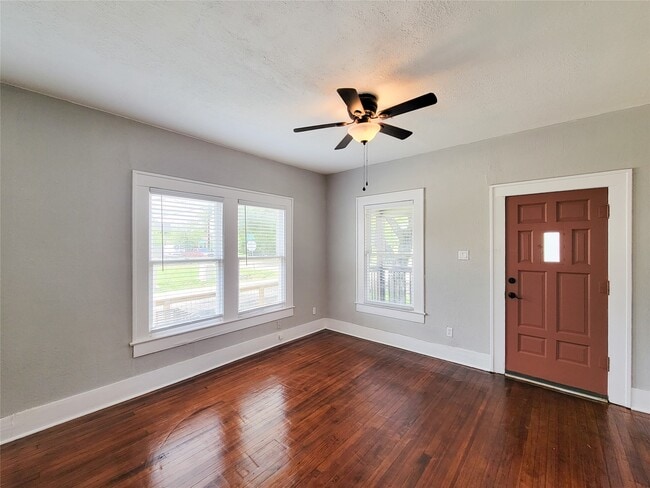 Building Photo - 802 E 39th St