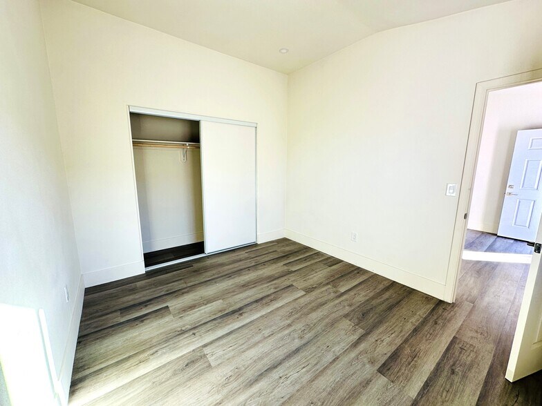 Spacious bedroom with Walk in Closet - 4239 Mt Everest Blvd