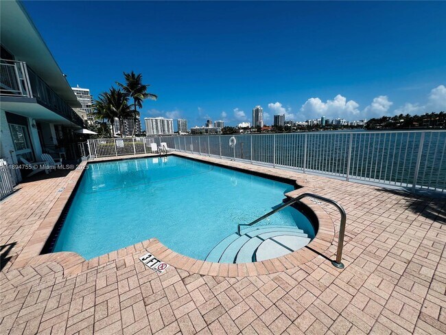 Building Photo - 946 Bay Dr