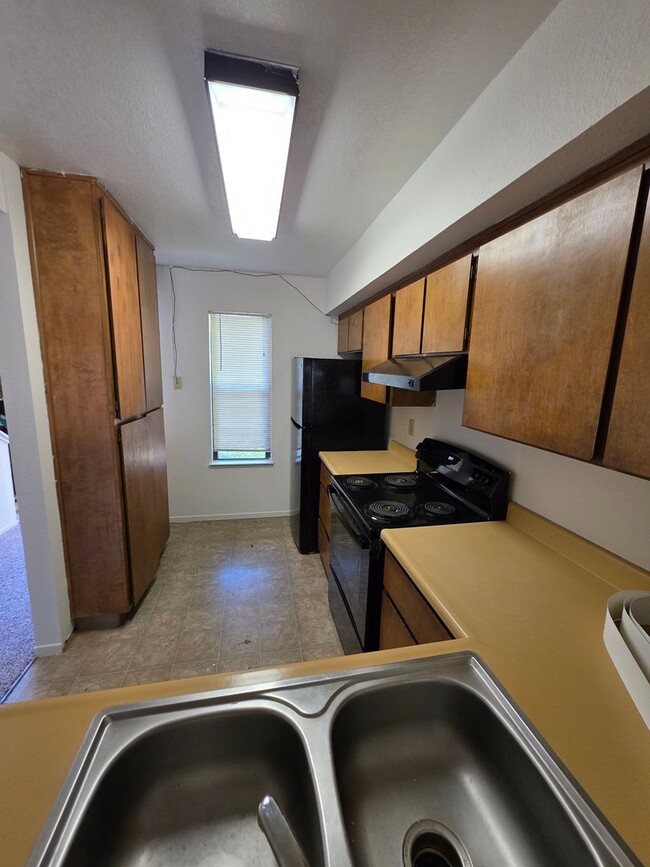Building Photo - Charming 2-Bedroom Condominium with Scenic...