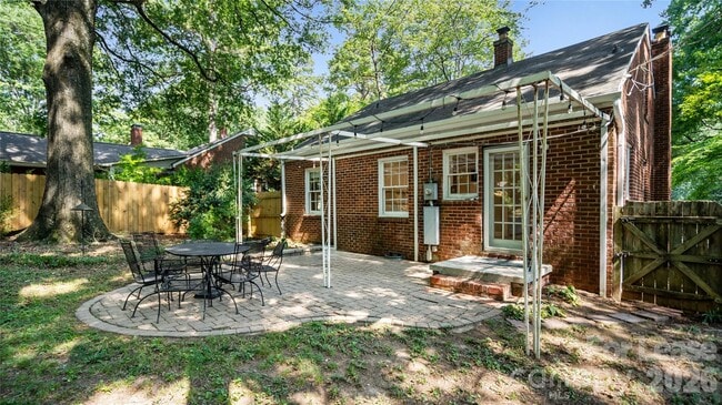 Building Photo - 2126 Arnold Dr
