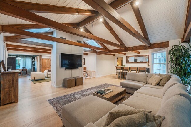 Building Photo - Beautiful Tarzana Rental!