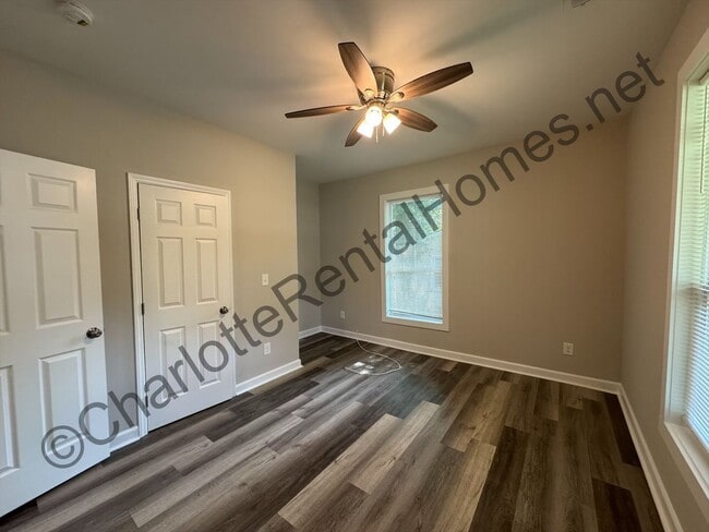 Building Photo - Nice updated home