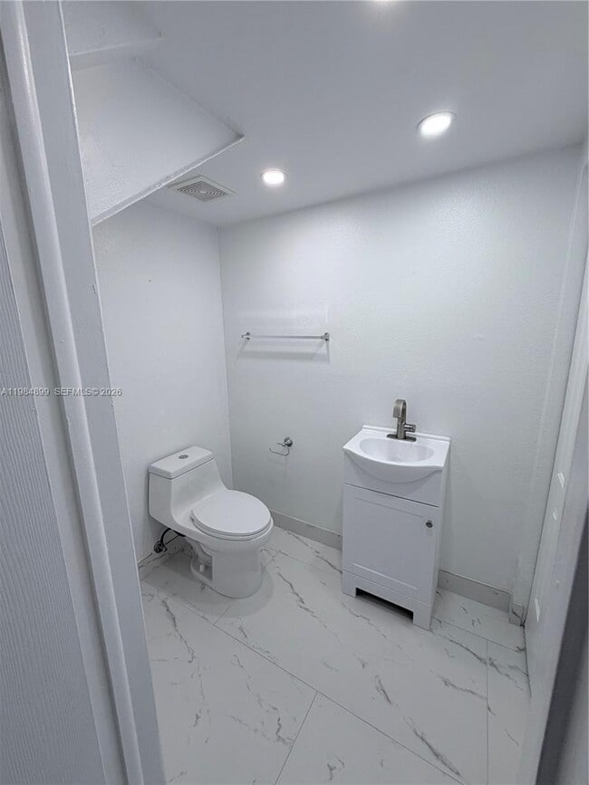 Building Photo - 9365 Fontainebleau Blvd