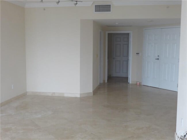 Building Photo - 100 S Birch Rd