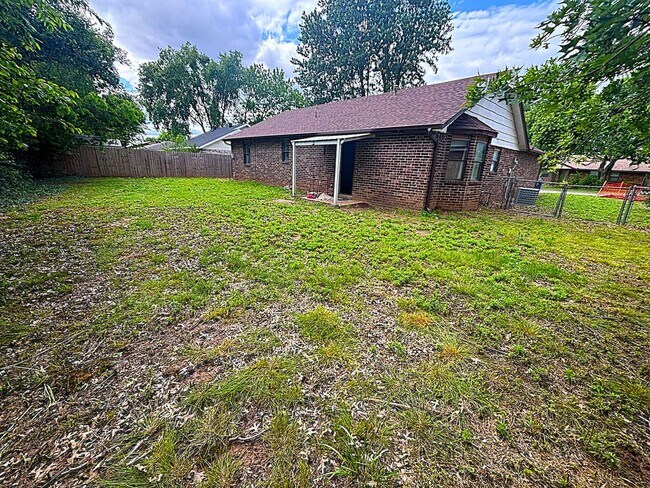 Building Photo - 3 Bedroom Single Family Home In Bentonville!